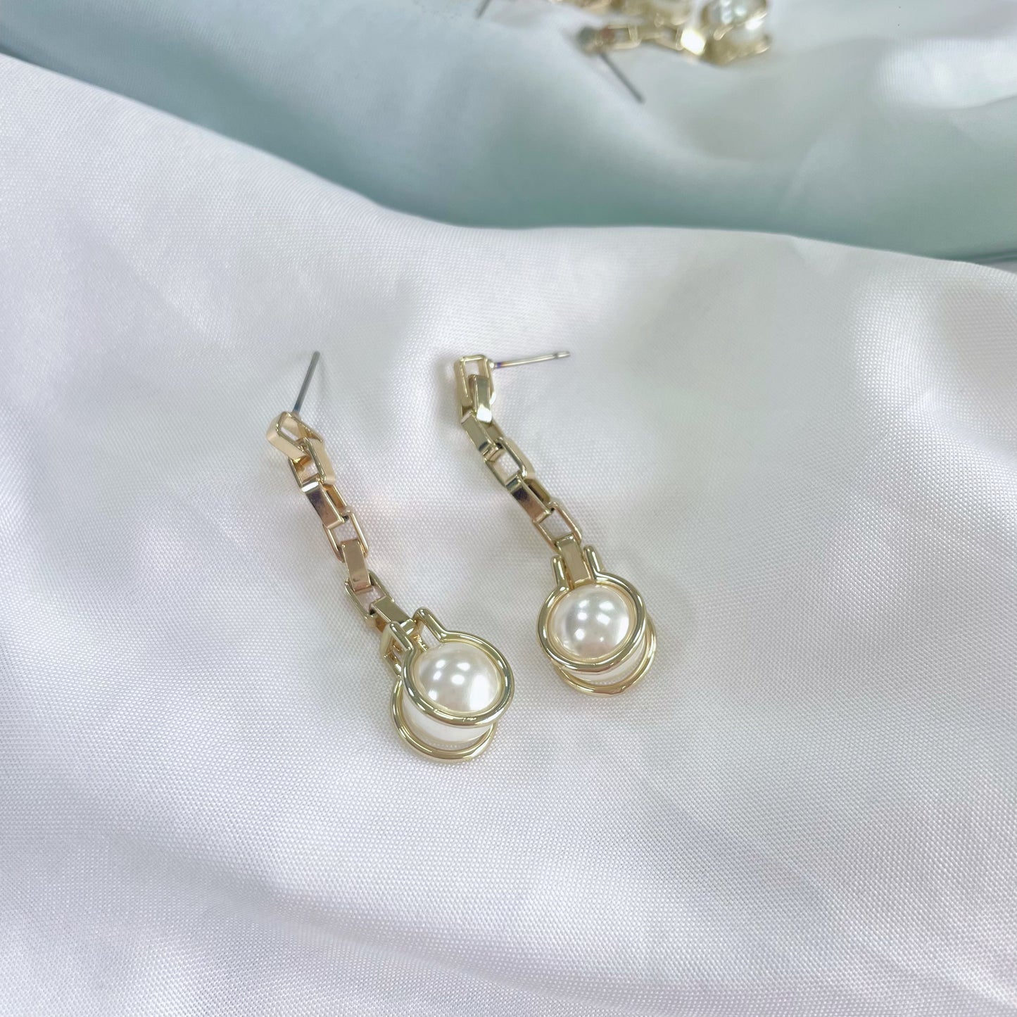 PEARL DROP EARRING