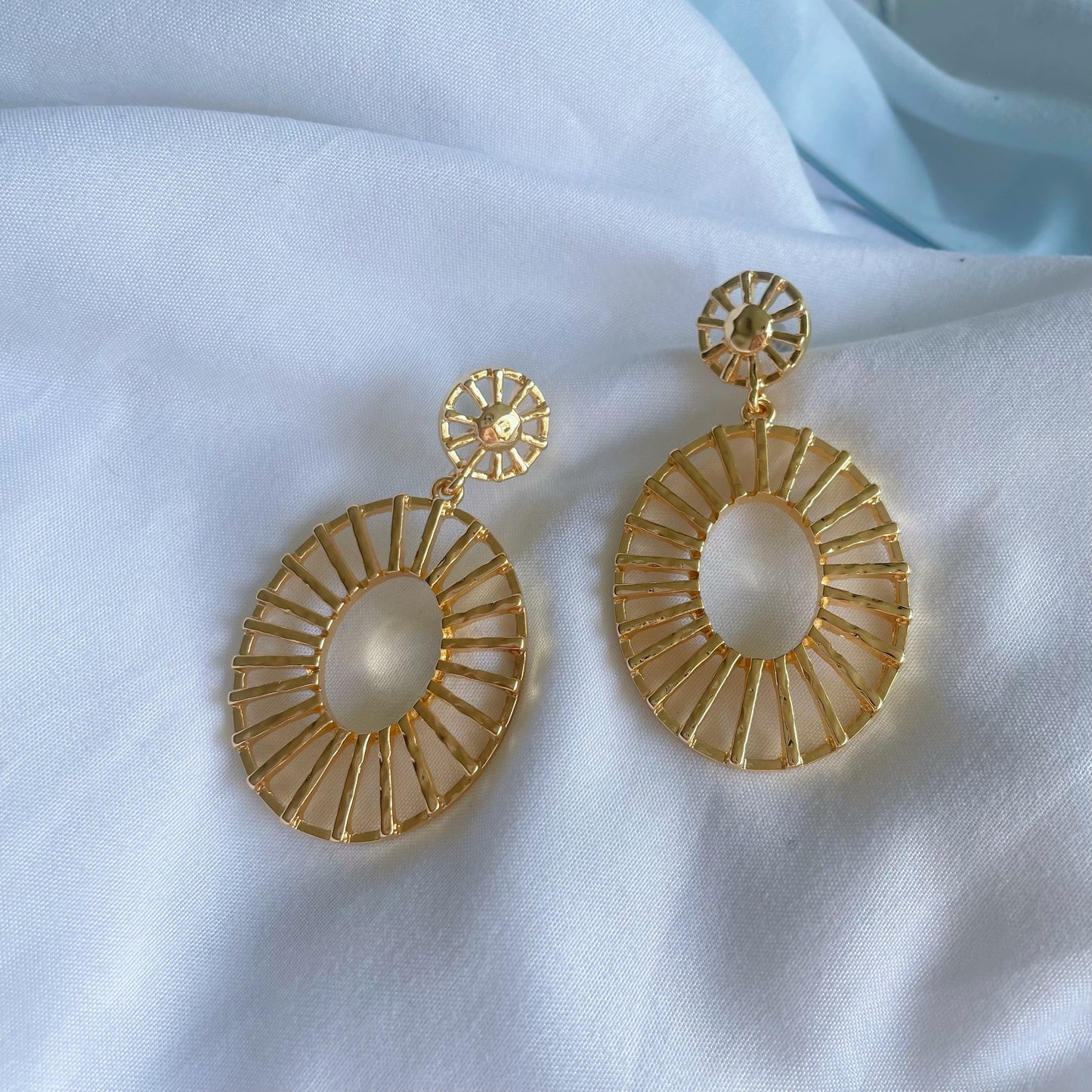 GOLD METAL DROP EARRINGS