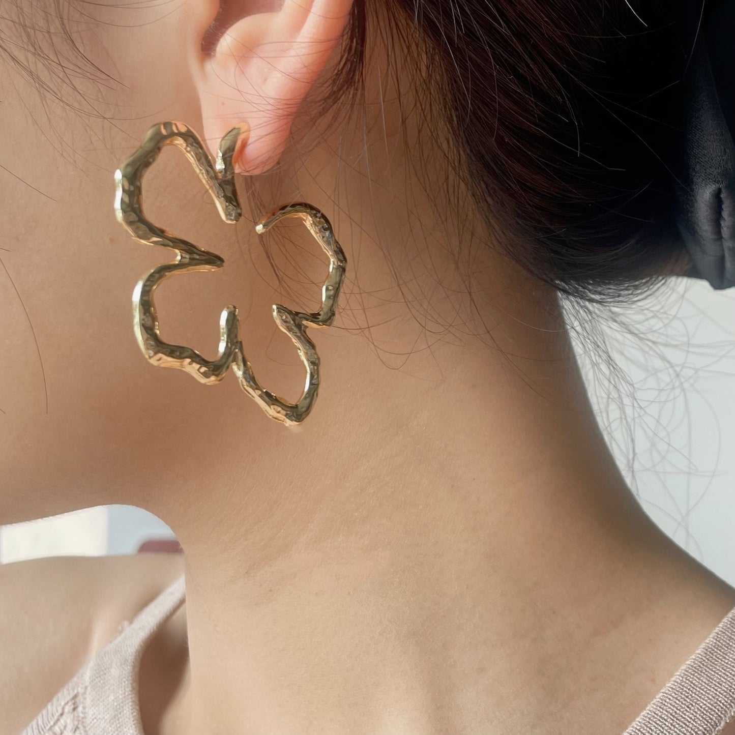 FLOWER HOOP EARRING