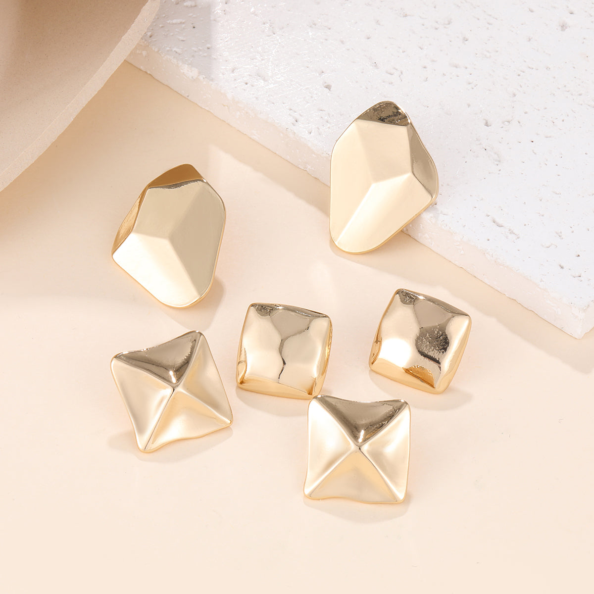 FASHION STUD EARRING